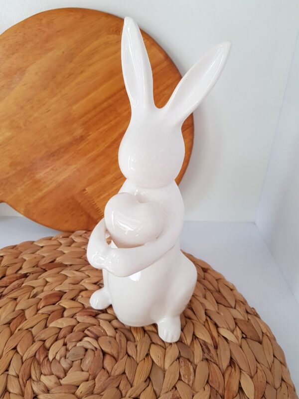 مجسمه خرگوش قلب به دست